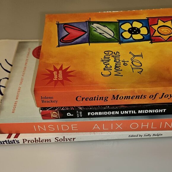 Assorted books - Picture 1 of 1